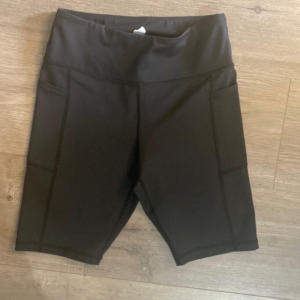 Zyia biker shorts with side pockets - small